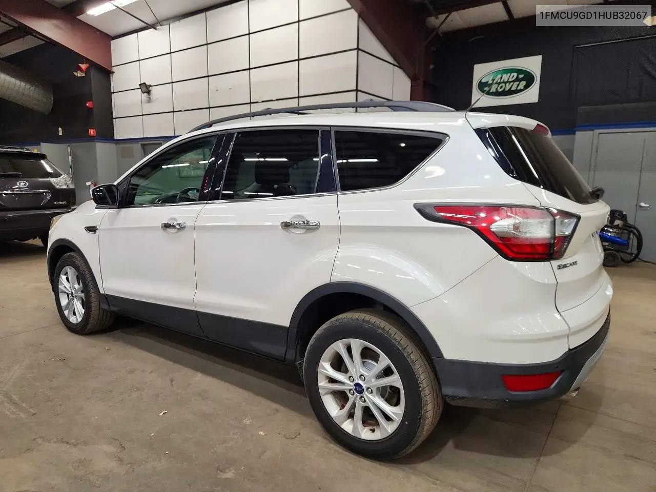 2017 FORD ESCAPE VIN 1FMCU9GD1HUB32067 — фото 2