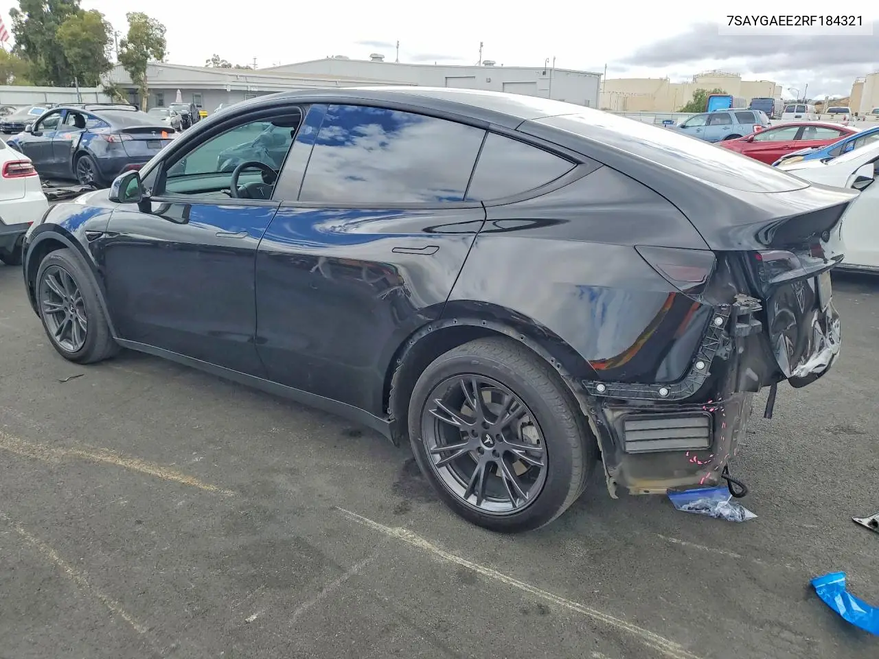 2024 TESLA MODEL Y VIN 7SAYGAEE2RF184321 — фото 2