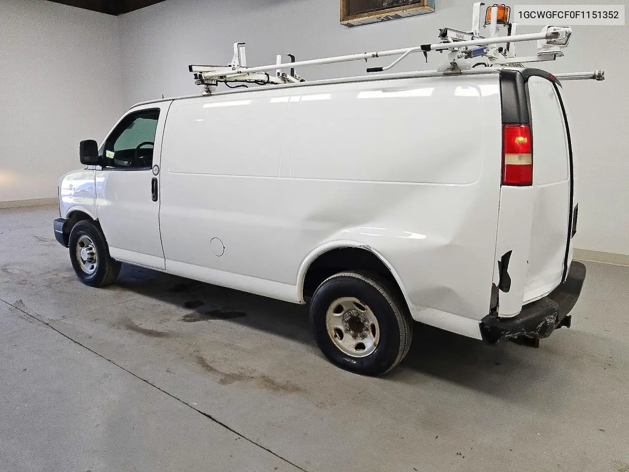 2015 CHEVROLET EXPRESS VIN 1GCWGFCF0F1151352 — фото 2