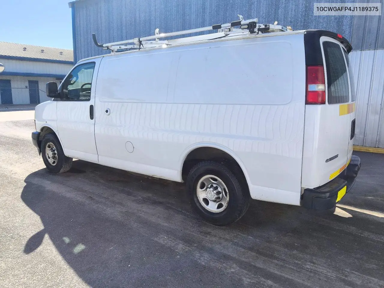 2018 CHEVROLET EXPRESS VIN 1GCWGAFP4J1189375 — фото 2