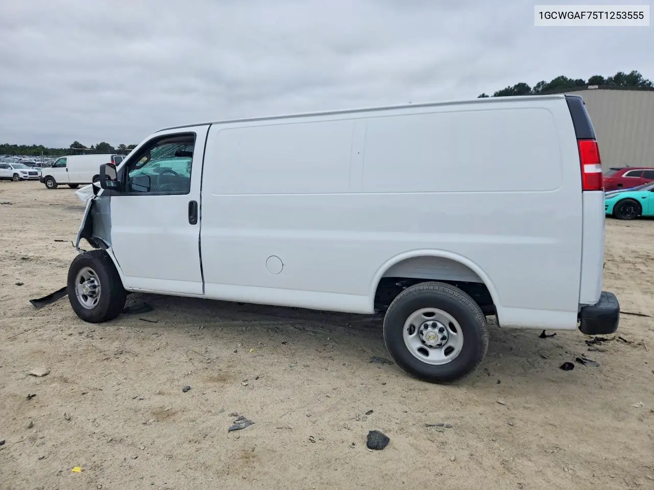 2026 CHEVROLET EXPRESS VIN 1GCWGAF75T1253555 — фото 2