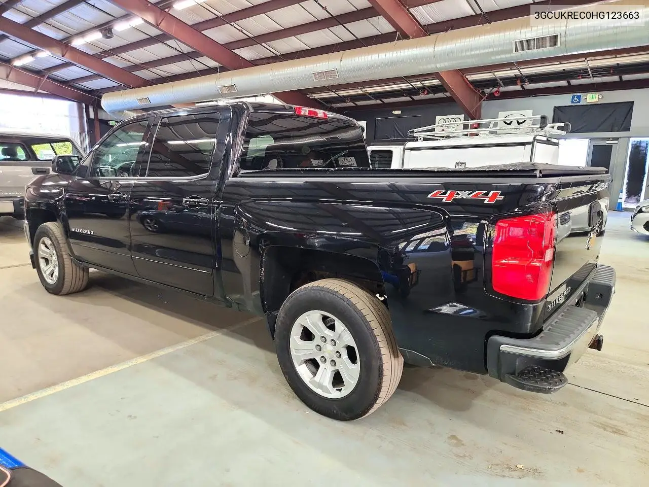 2017 CHEVROLET SILVERADO VIN 3GCUKREC0HG123663 — фото 2