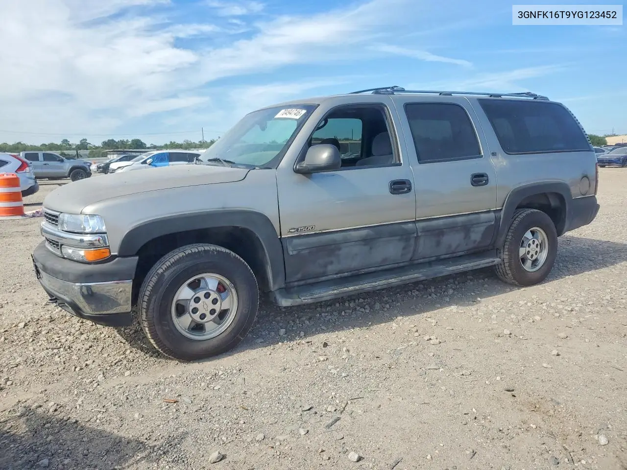 CHEVROLET SUBURBAN 2000, VIN 3GNFK16T9YG123452