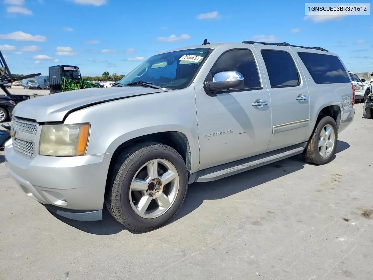 CHEVROLET SUBURBAN 2011, VIN 1GNSCJE03BR371612