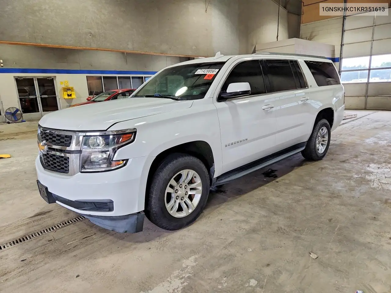CHEVROLET SUBURBAN 2019, VIN 1GNSKHKC1KR351613