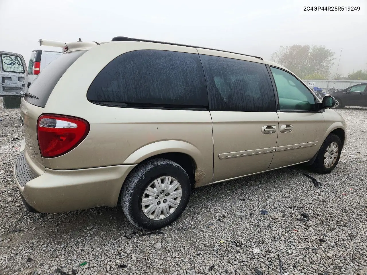 2005 CHRYSLER TOWN & COUNTRY VIN 2C4GP44R25R519249 — фото 3