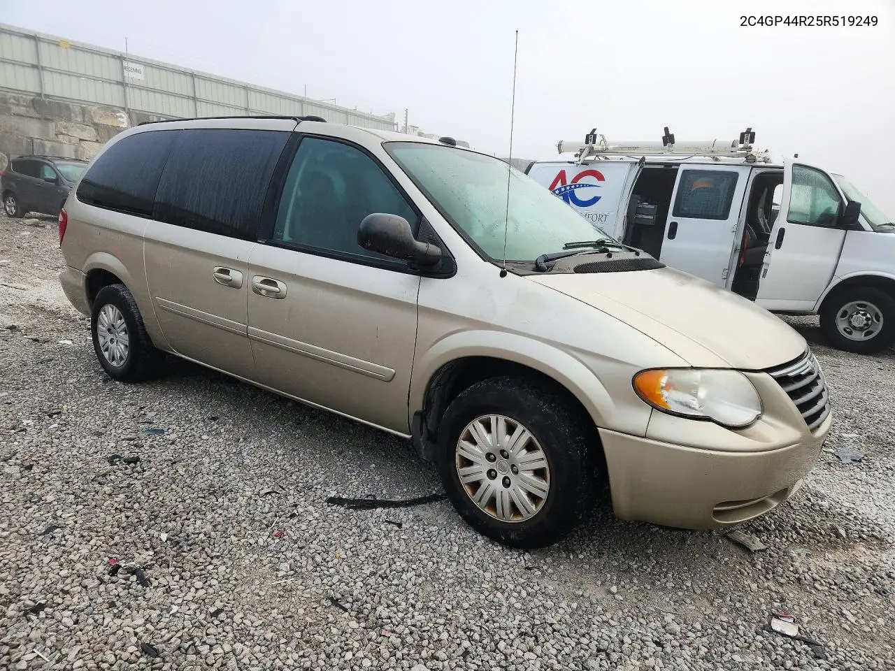2005 CHRYSLER TOWN & COUNTRY VIN 2C4GP44R25R519249 — фото 4