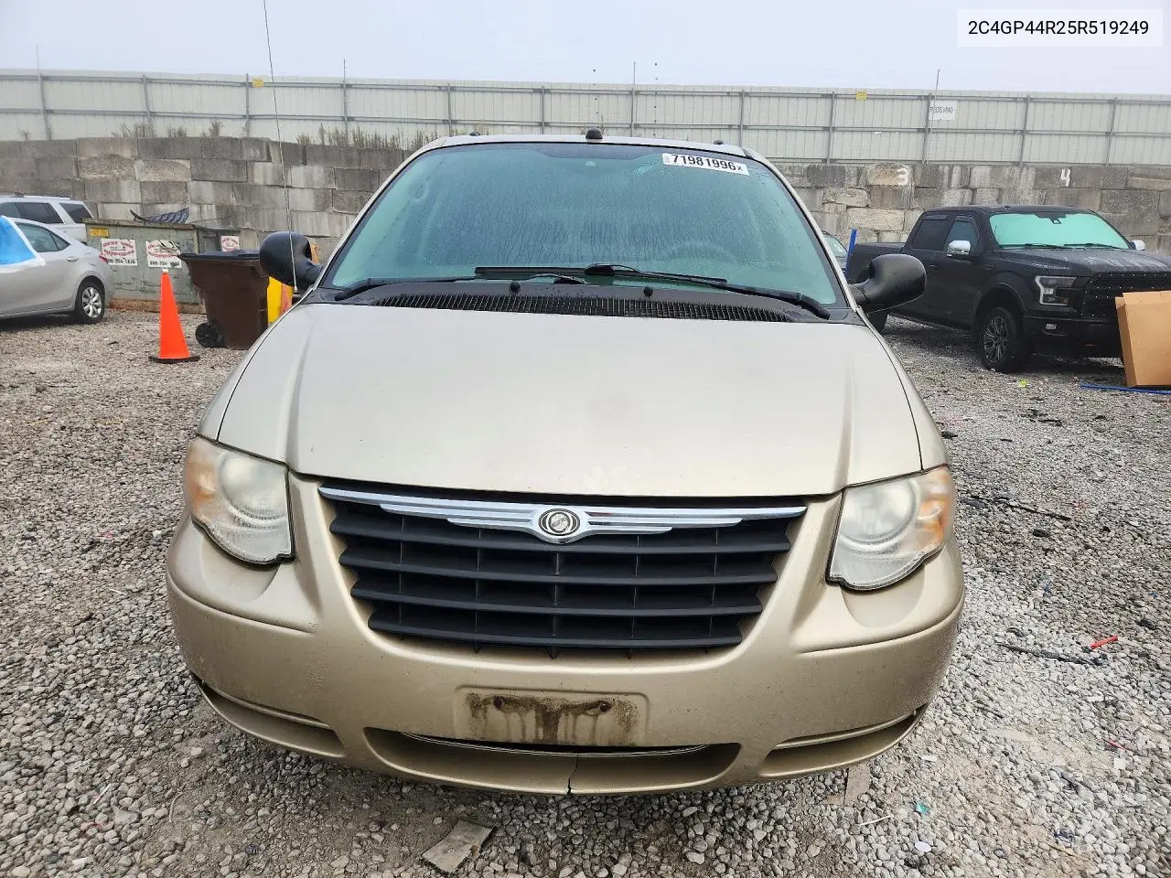 2005 CHRYSLER TOWN & COUNTRY VIN 2C4GP44R25R519249 — фото 5