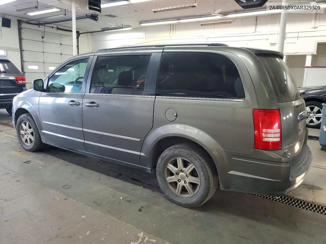 2010 CHRYSLER TOWN & COUNTRY VIN 2A4RR5DX0AR329509 — фото 2