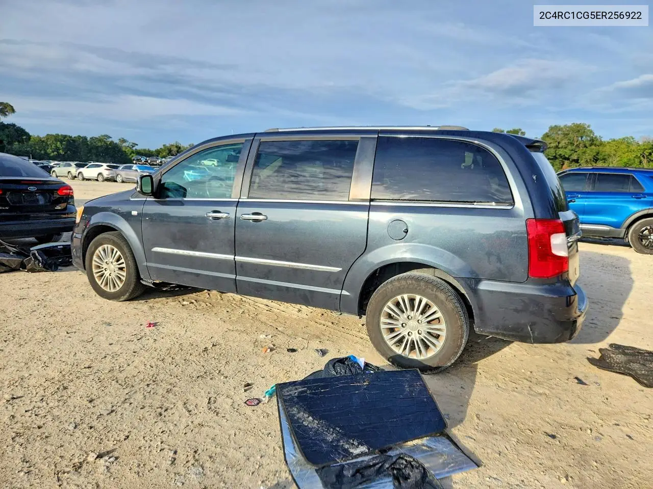 2014 CHRYSLER TOWN & COUNTRY VIN 2C4RC1CG5ER256922 — фото 2