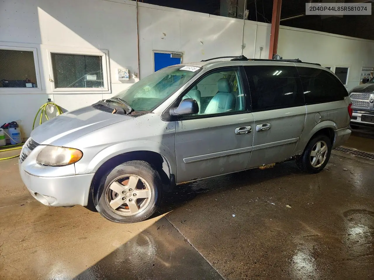 DODGE CARAVAN 2005, VIN 2D4GP44L85R581074