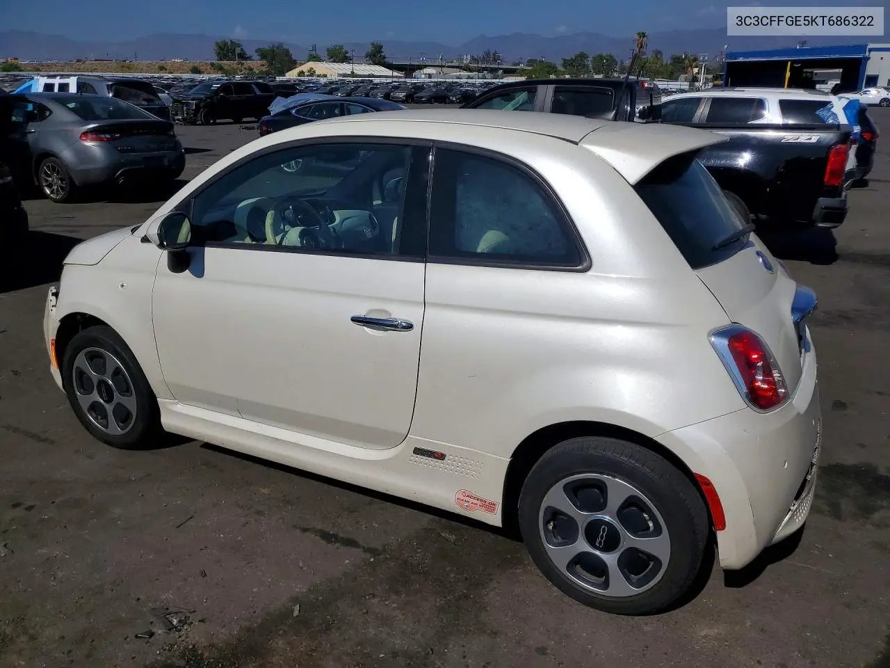 2019 FIAT 500 VIN 3C3CFFGE5KT686322 — фото 2