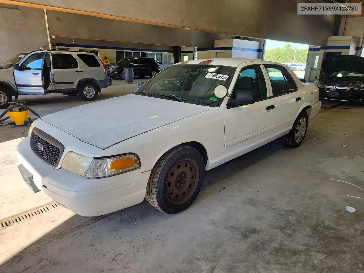 FORD CROWN VICTORIA 2009, VIN 2FAHP71V69X123730