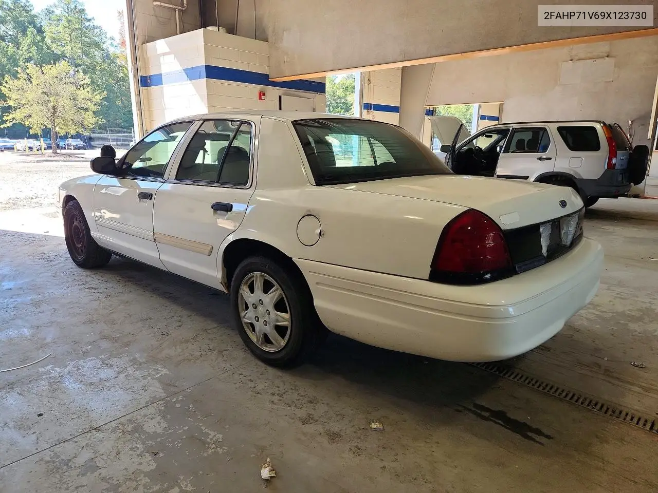 2009 FORD CROWN VICTORIA VIN 2FAHP71V69X123730 — фото 2