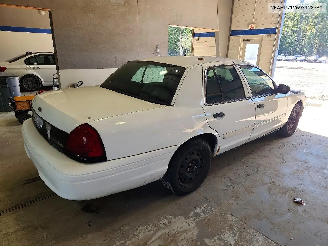 2009 FORD CROWN VICTORIA VIN 2FAHP71V69X123730 — фото 3