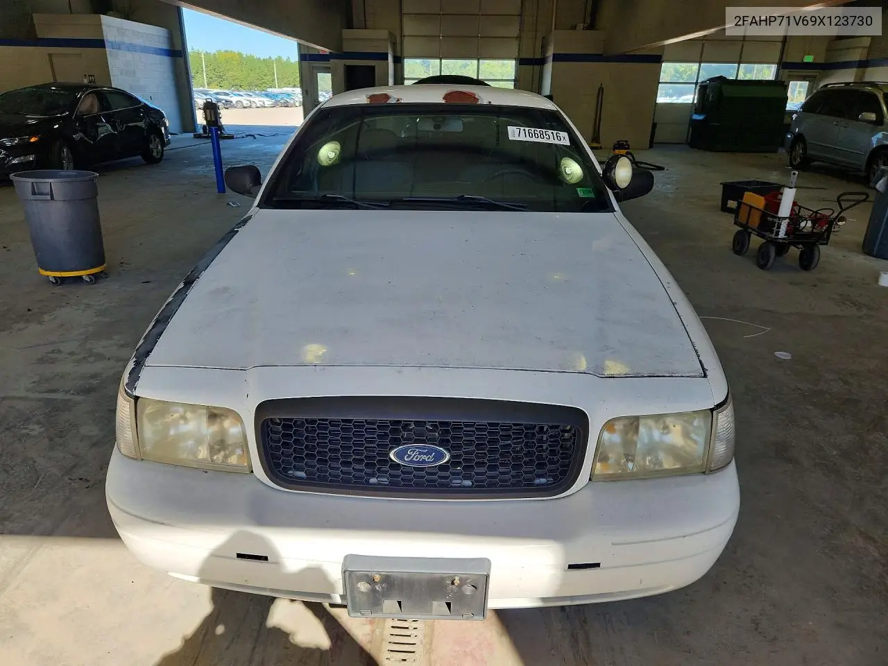 2009 FORD CROWN VICTORIA VIN 2FAHP71V69X123730 — фото 5