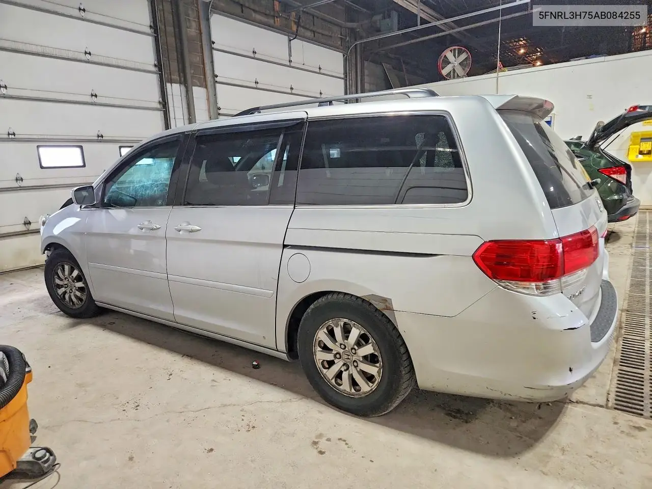 2010 HONDA ODYSSEY VIN 5FNRL3H75AB084255 — фото 2