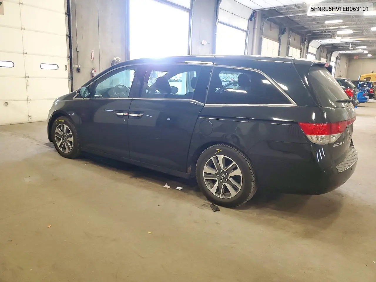 2014 HONDA ODYSSEY VIN 5FNRL5H91EB063101 — фото 2