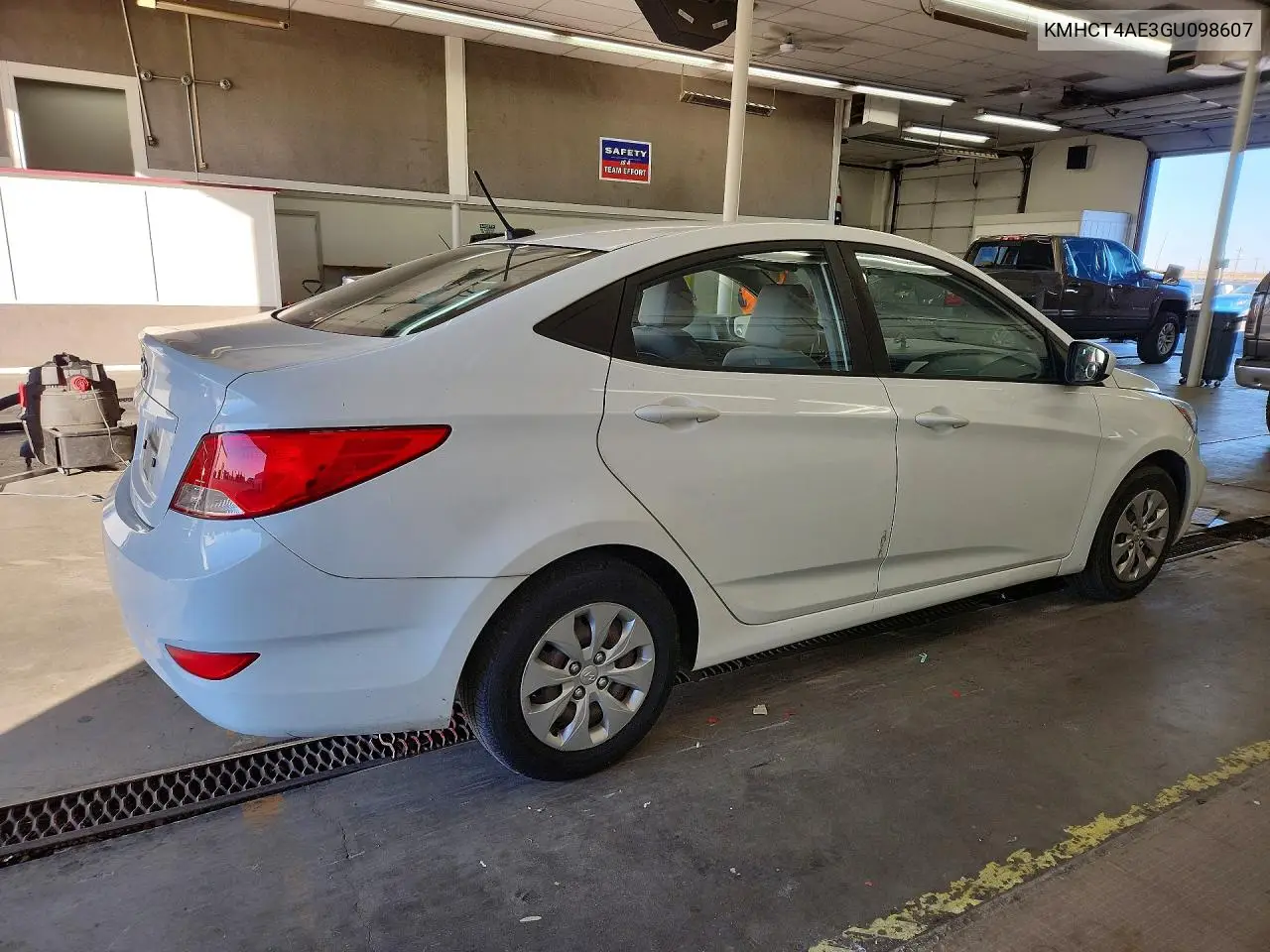 2016 HYUNDAI ACCENT VIN KMHCT4AE3GU098607 — фото 3