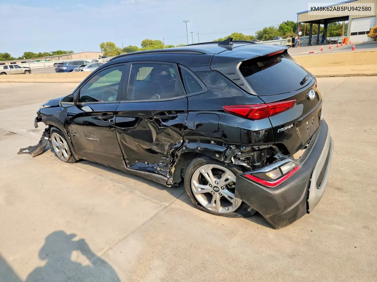2023 HYUNDAI KONA VIN KM8K62AB5PU942580 — фото 2