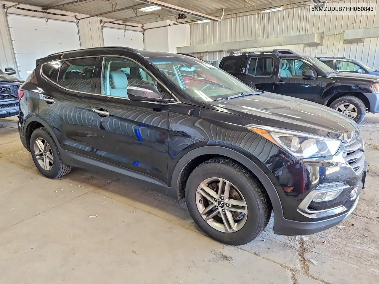 2017 HYUNDAI SANTA FE VIN 5NMZUDLB7HH050843 — фото 4