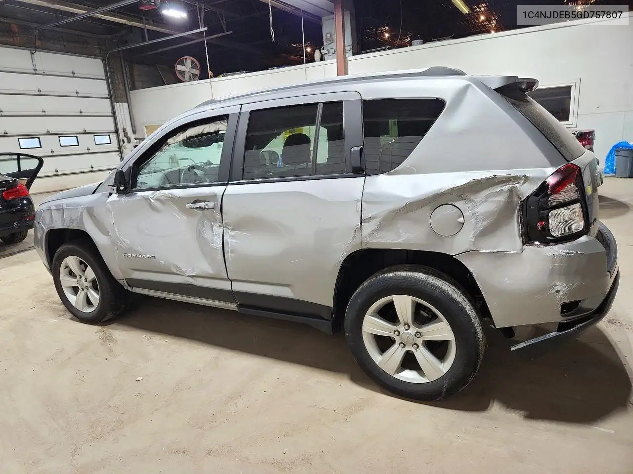2016 JEEP COMPASS VIN 1C4NJDEB5GD757807 — фото 2