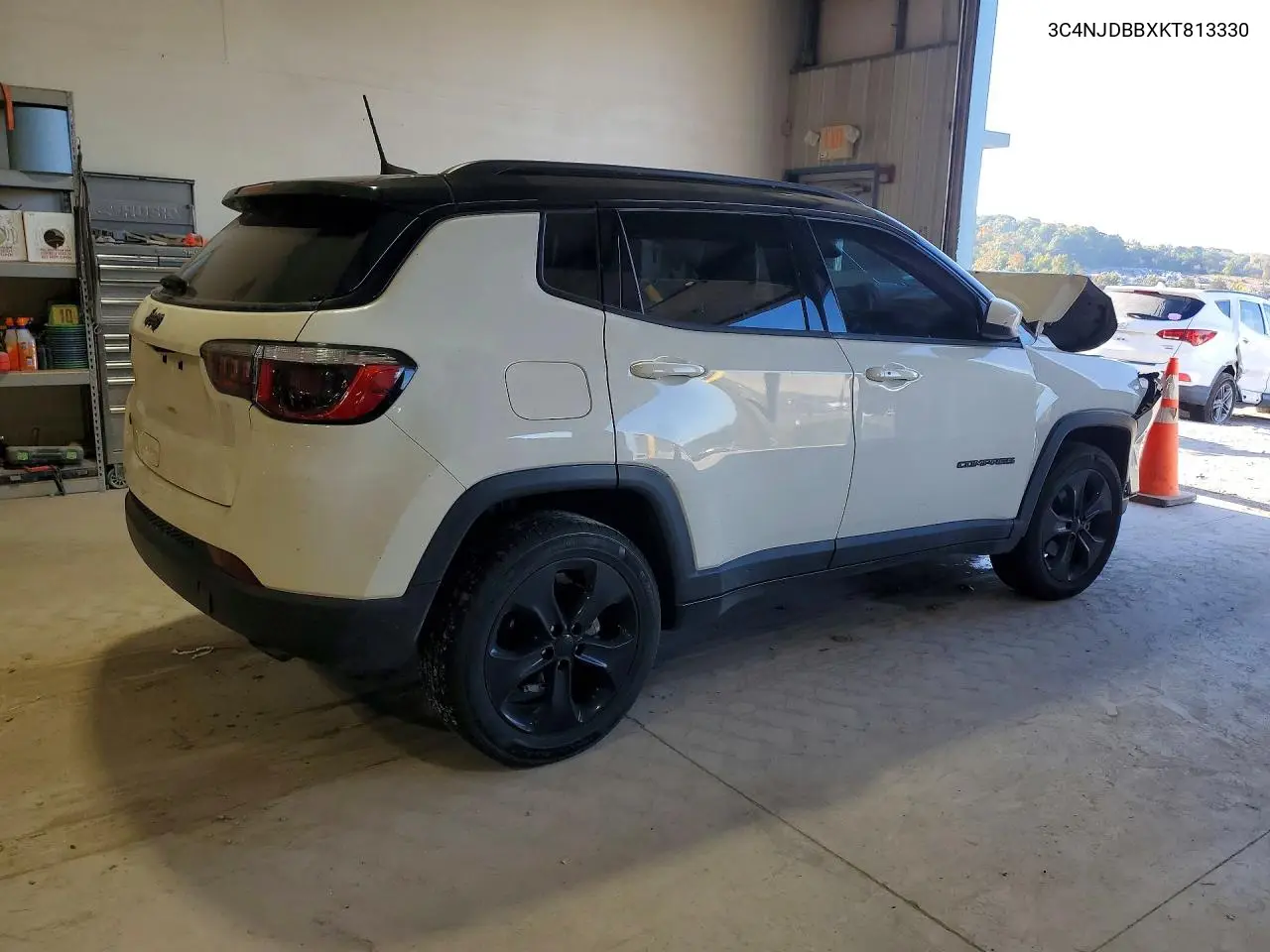 2019 JEEP COMPASS VIN 3C4NJDBBXKT813330 — фото 3