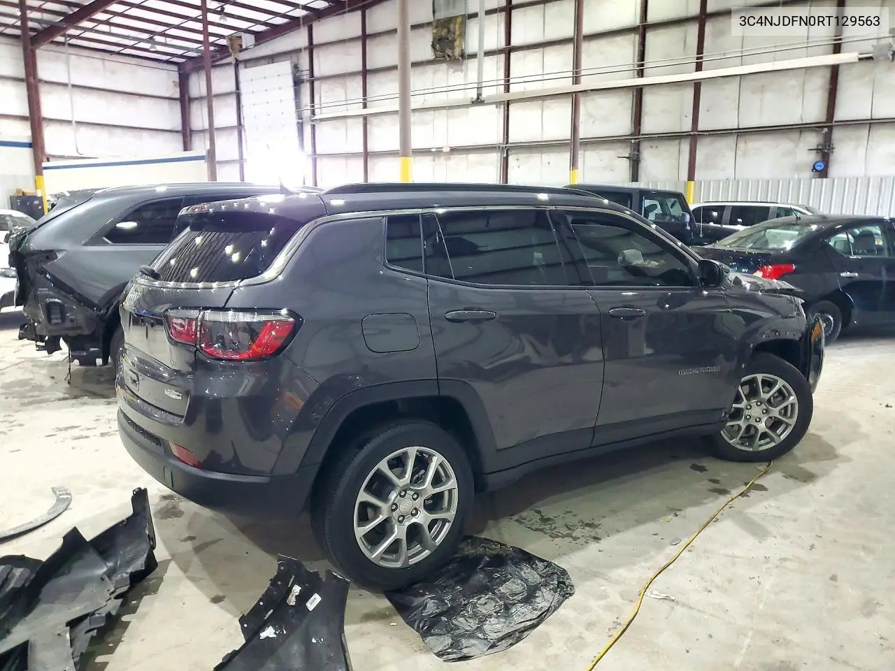 2024 JEEP COMPASS VIN 3C4NJDFN0RT129563 — фото 3