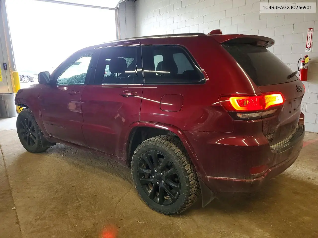2018 JEEP GRAND CHEROKEE VIN 1C4RJFAG2JC266901 — фото 2