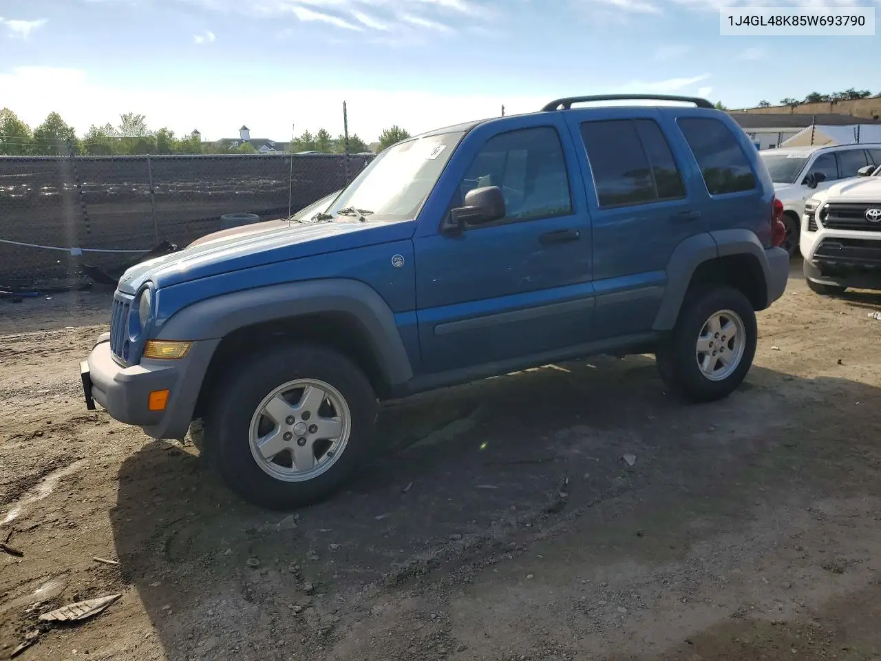 JEEP LIBERTY (NORTH AMERICA) 2005, VIN 1J4GL48K85W693790