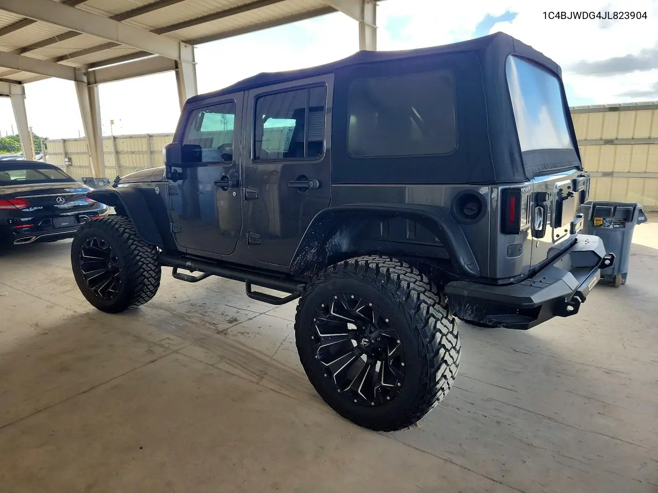2018 JEEP WRANGLER VIN 1C4BJWDG4JL823904 — фото 2
