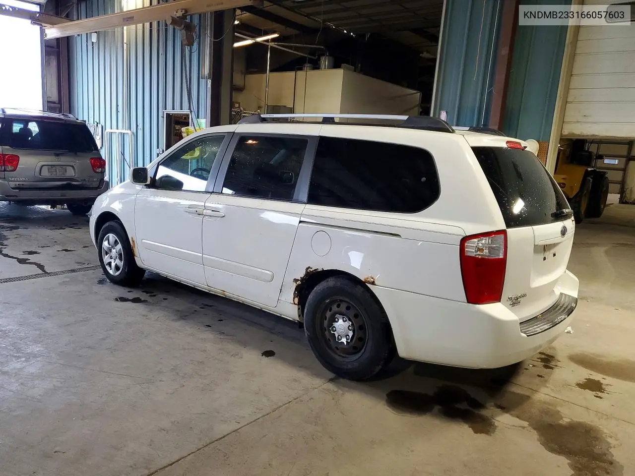 2006 KIA SEDONA VIN KNDMB233166057603 — фото 2