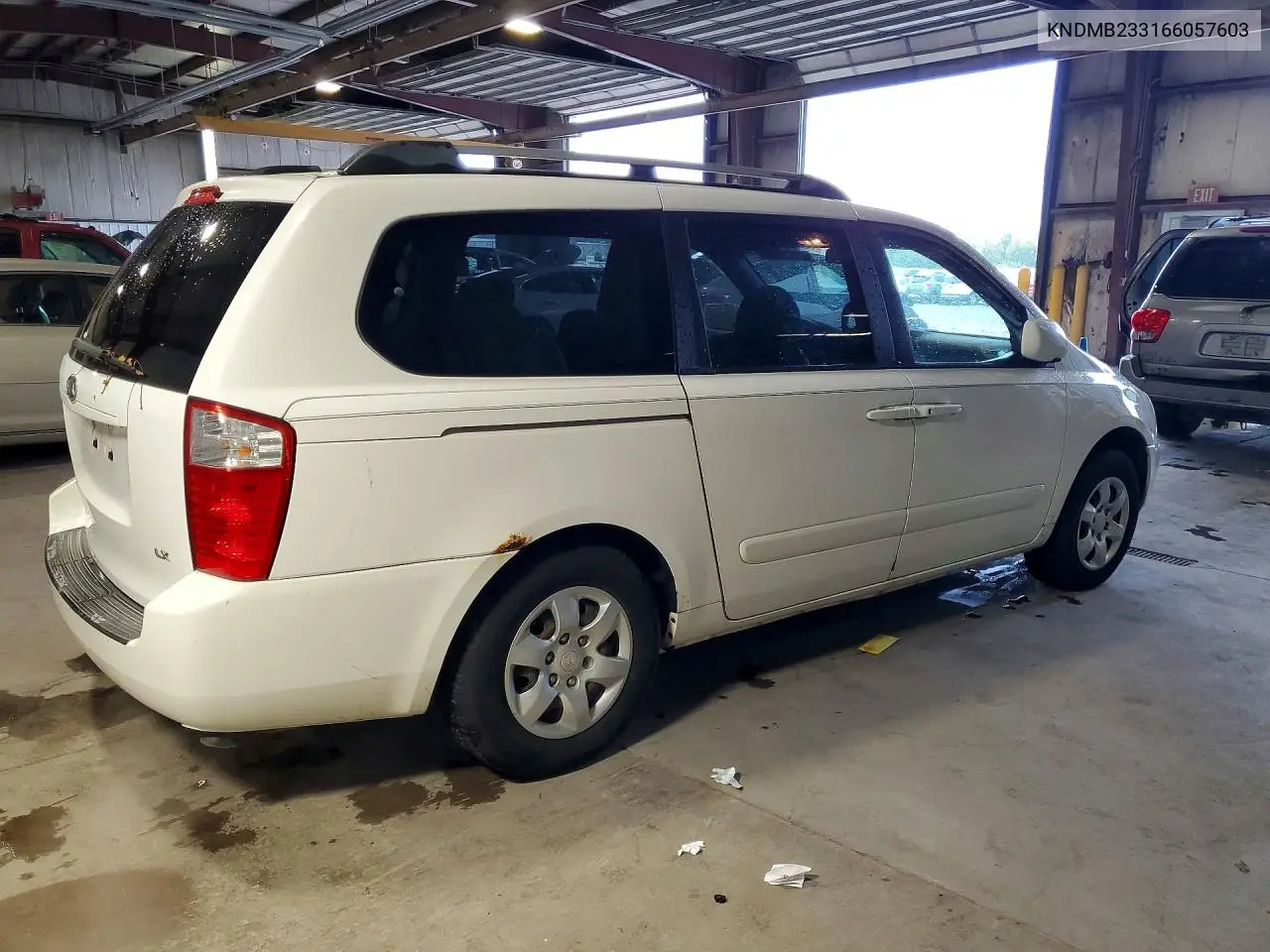 2006 KIA SEDONA VIN KNDMB233166057603 — фото 3