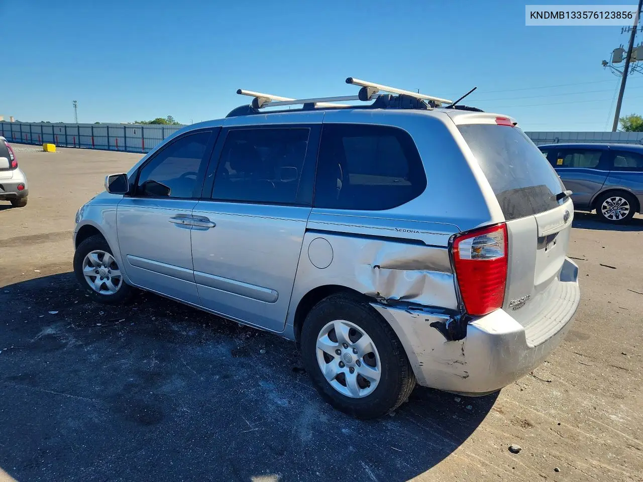 2007 KIA SEDONA VIN KNDMB133576123856 — фото 2