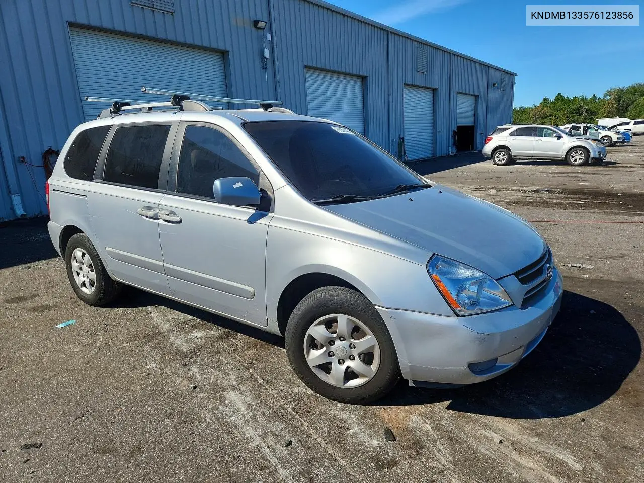 2007 KIA SEDONA VIN KNDMB133576123856 — фото 4