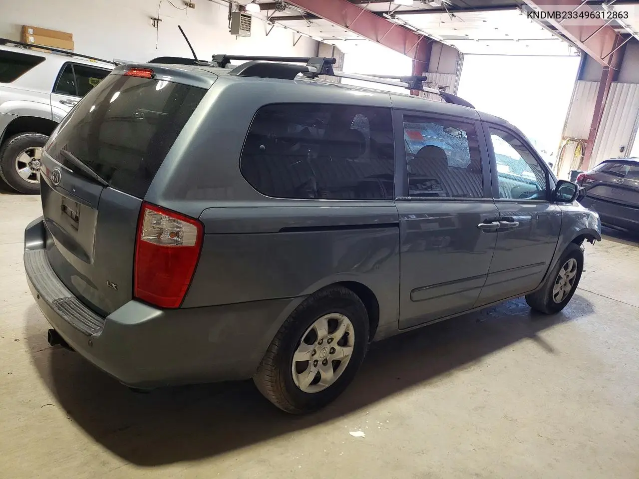 2009 KIA SEDONA VIN KNDMB233496312863 — фото 3