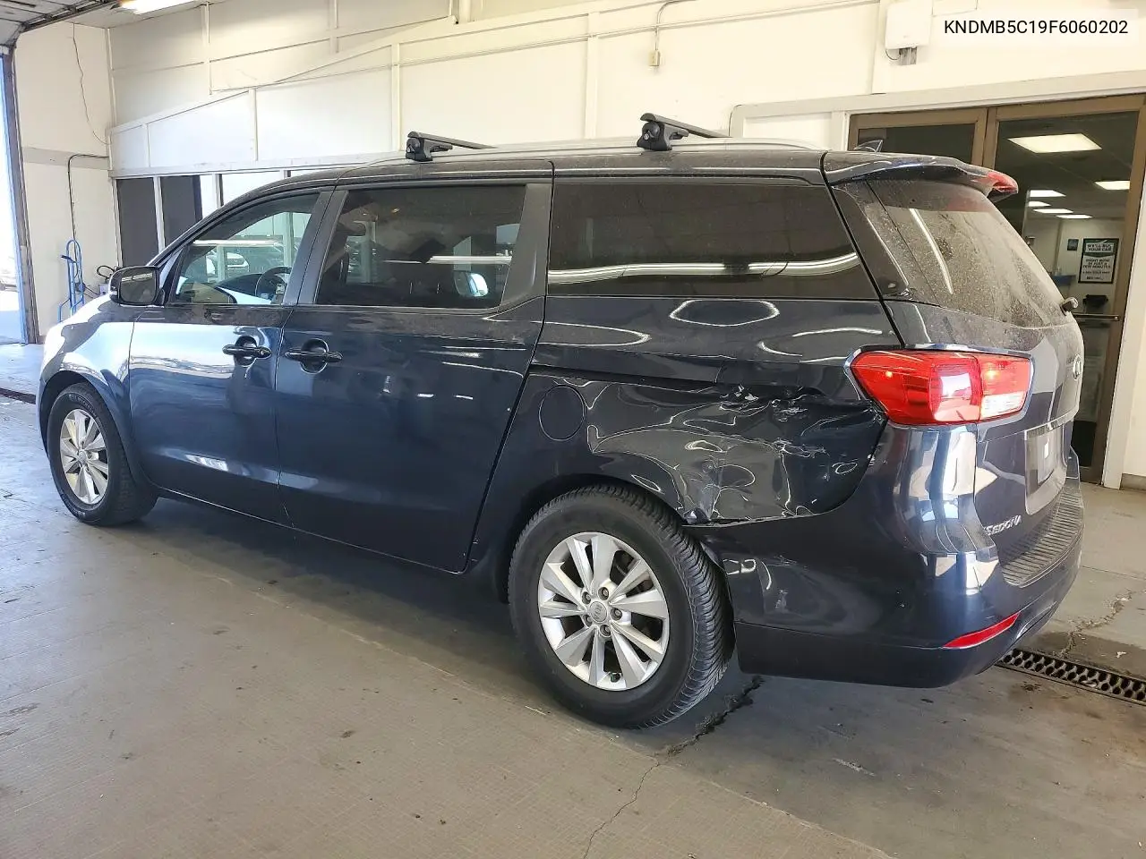 2015 KIA SEDONA VIN KNDMB5C19F6060202 — фото 2
