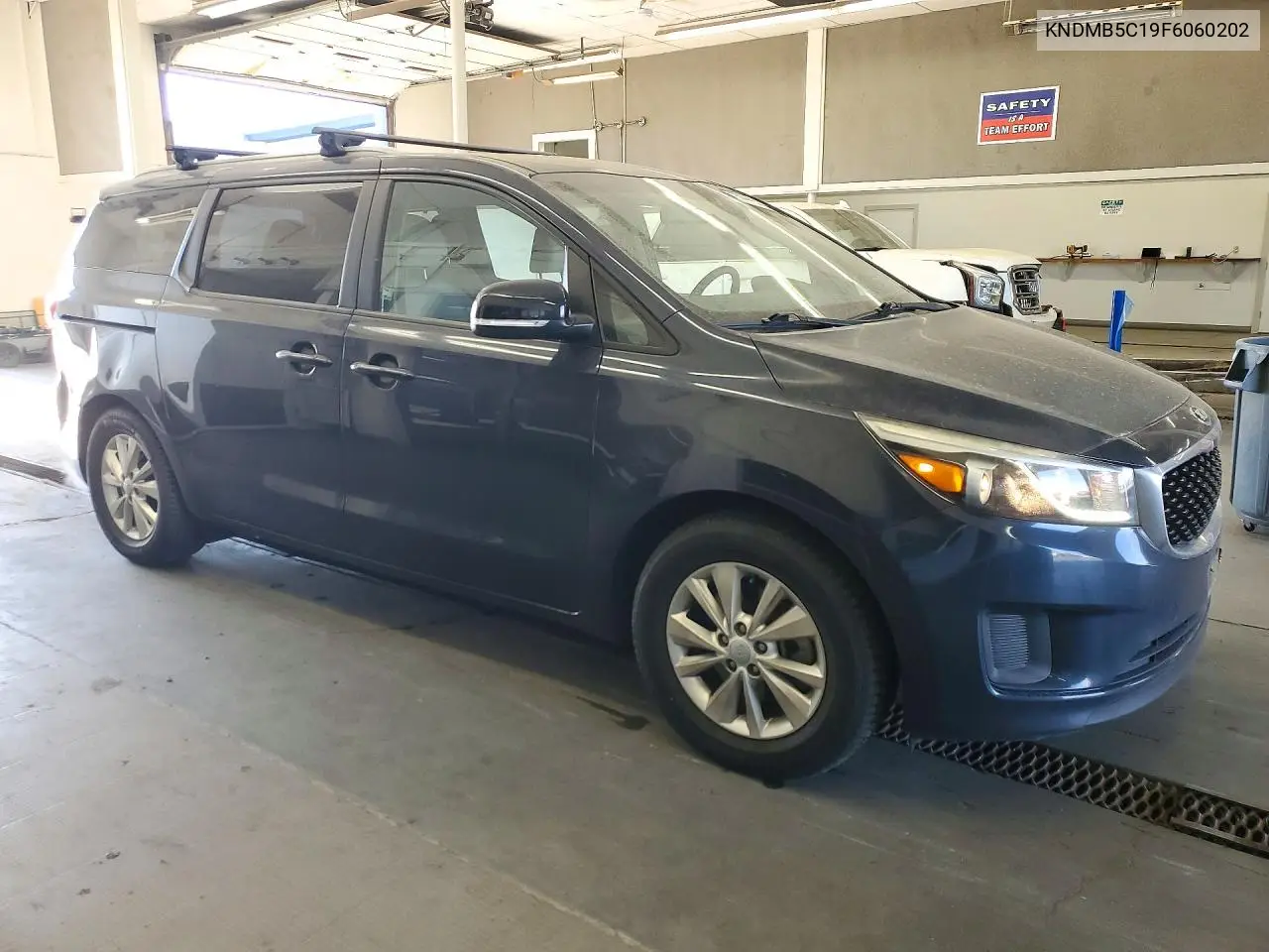 2015 KIA SEDONA VIN KNDMB5C19F6060202 — фото 4