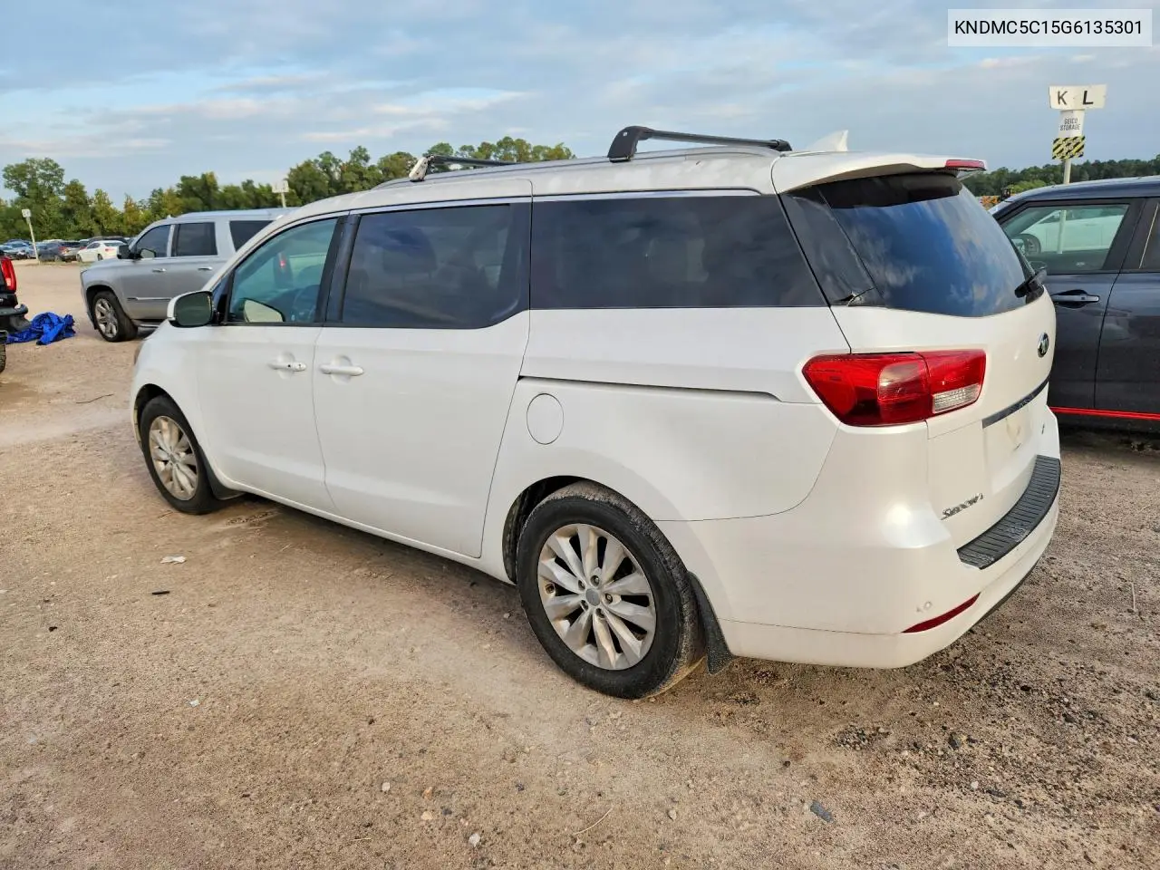 2016 KIA SEDONA VIN KNDMC5C15G6135301 — фото 2