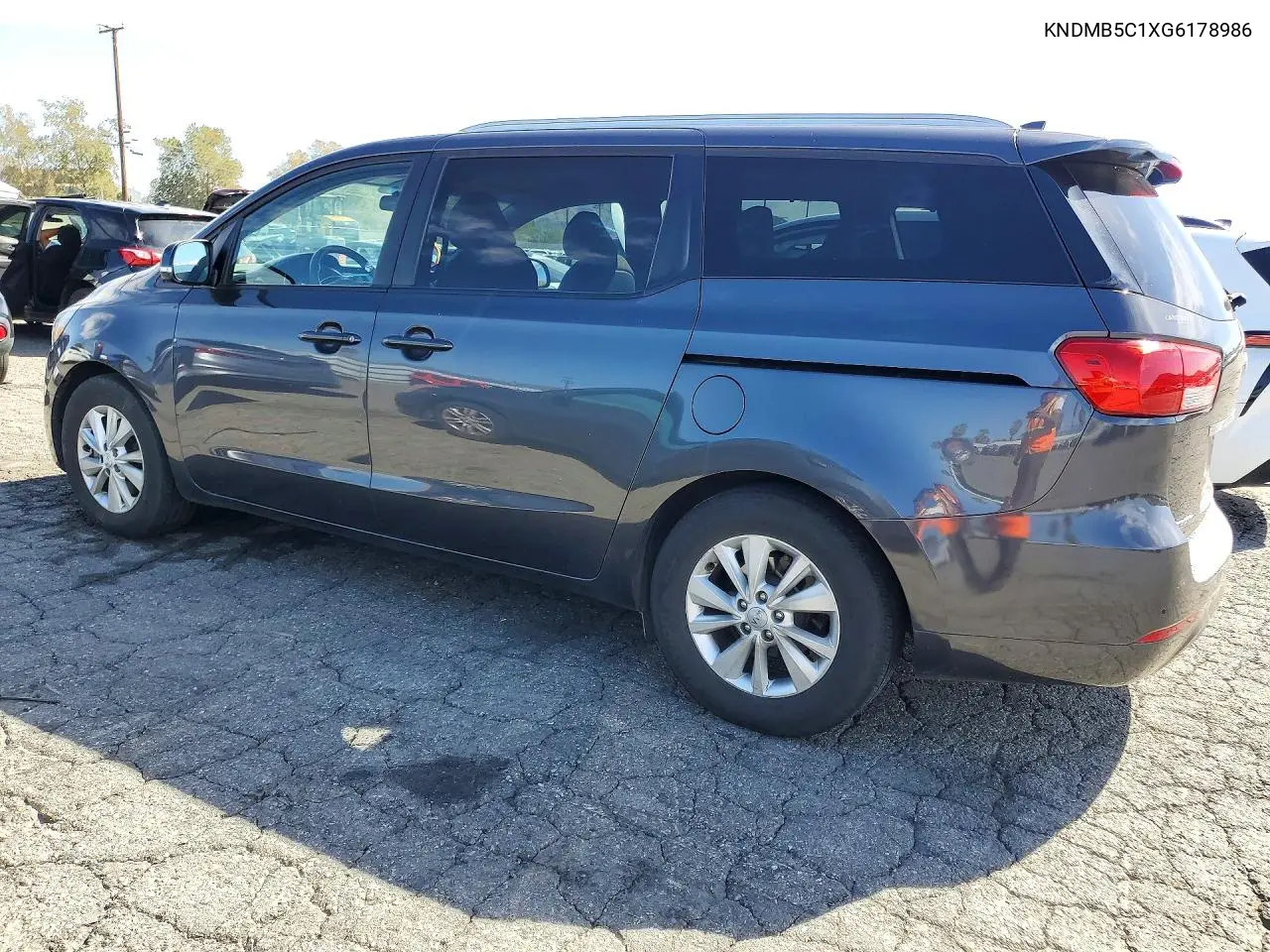 2016 KIA SEDONA VIN KNDMB5C1XG6178986 — фото 2