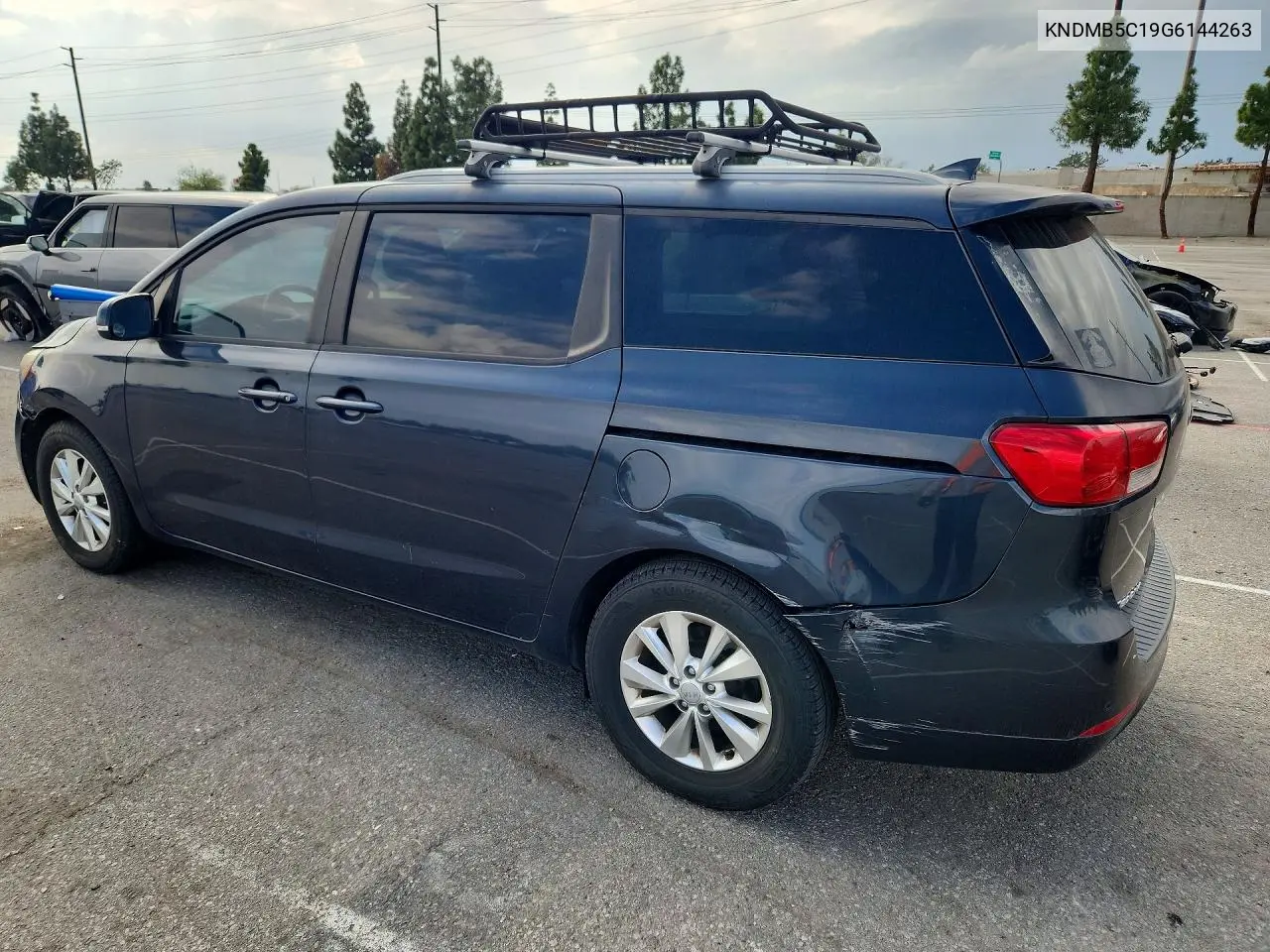 2016 KIA SEDONA VIN KNDMB5C19G6144263 — фото 2