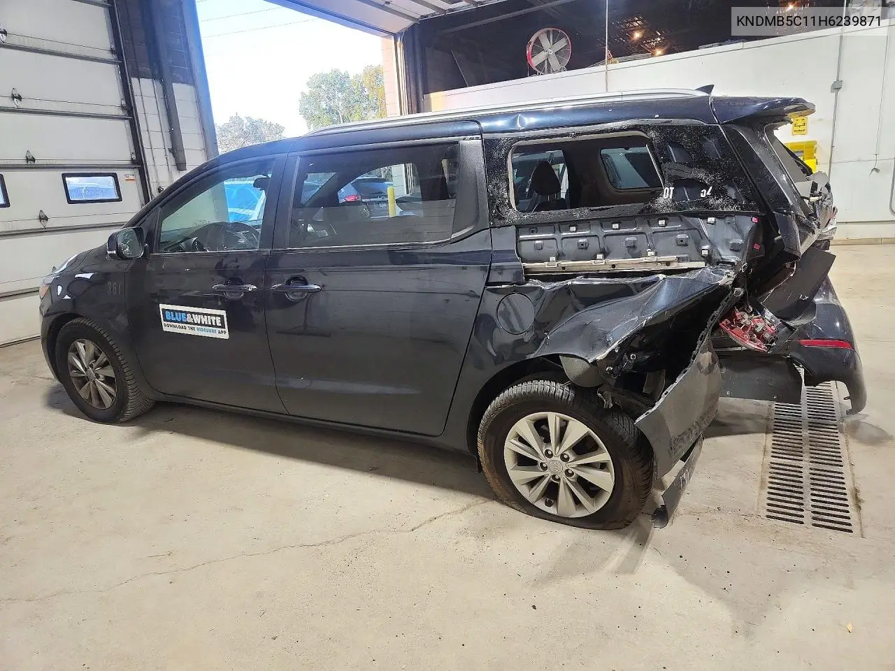 2017 KIA SEDONA VIN KNDMB5C11H6239871 — фото 2