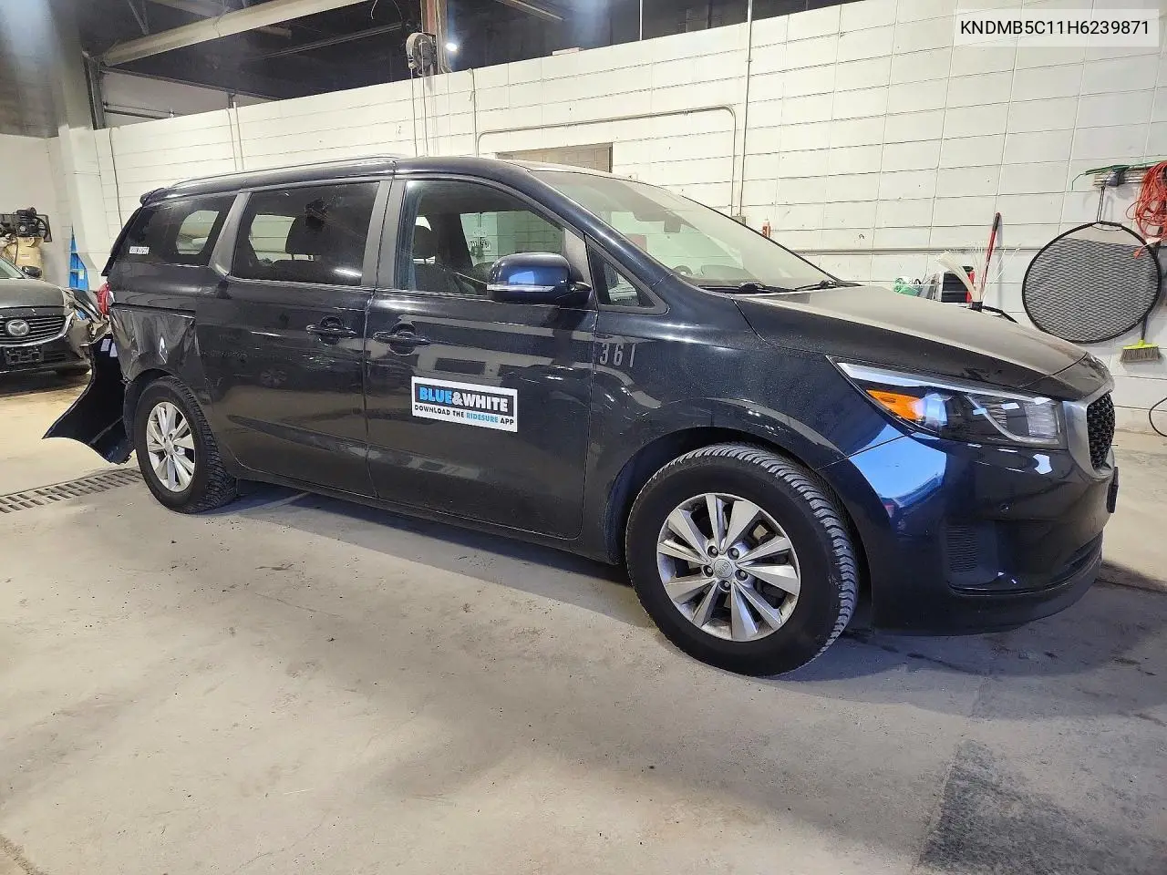 2017 KIA SEDONA VIN KNDMB5C11H6239871 — фото 4
