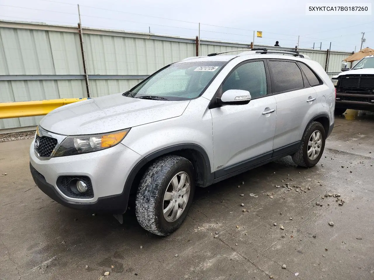 KIA SORENTO 2011, VIN 5XYKTCA17BG187260