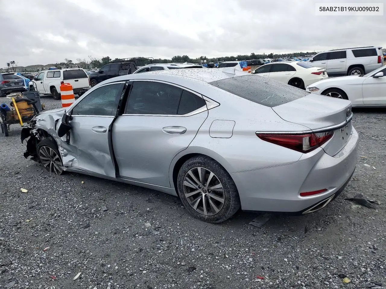 2019 LEXUS ES VIN 58ABZ1B19KU009032 — фото 2