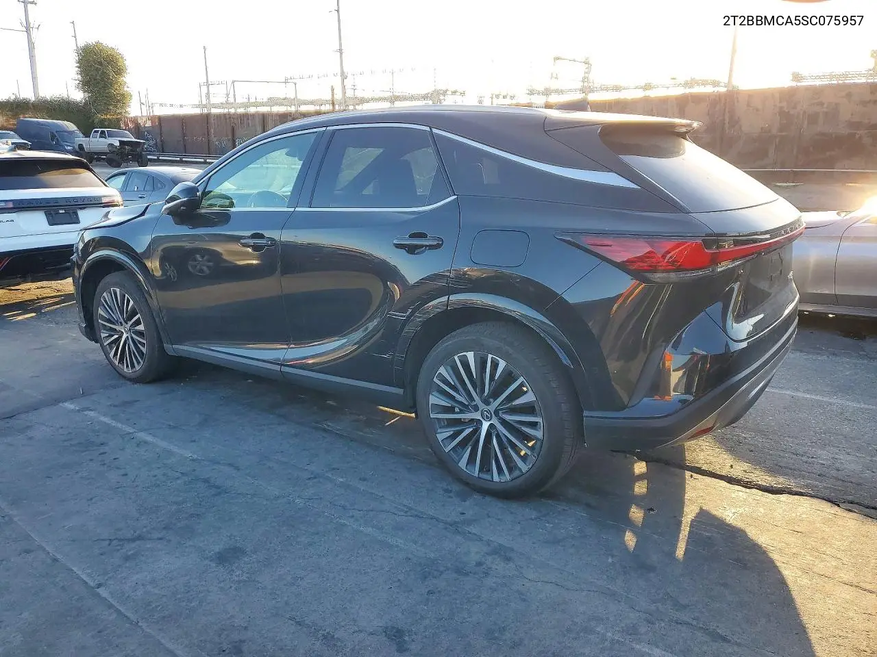 2025 LEXUS RX VIN 2T2BBMCA5SC075957 — фото 2