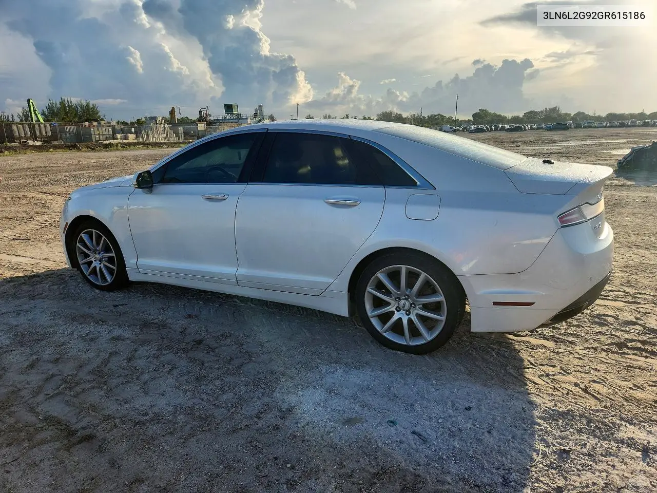 2016 LINCOLN MKZ VIN 3LN6L2G92GR615186 — фото 2