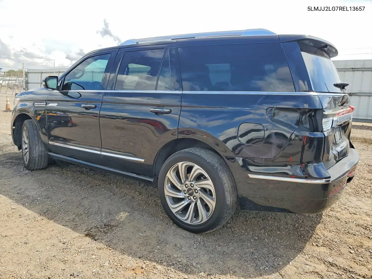 2024 LINCOLN NAVIGATOR VIN 5LMJJ2LG7REL13657 — фото 2