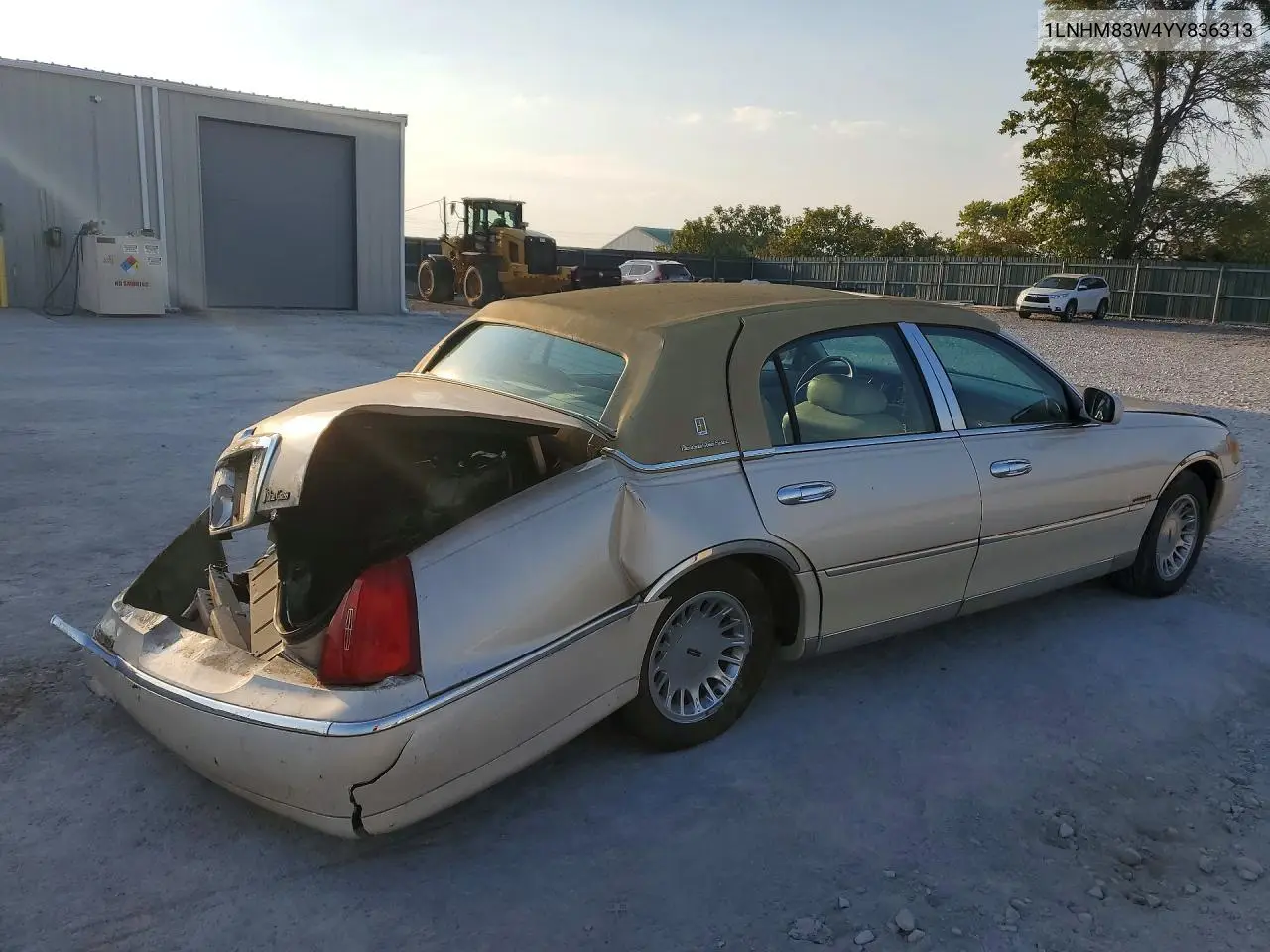 2000 LINCOLN TOWN CAR VIN 1LNHM83W4YY836313 — фото 3