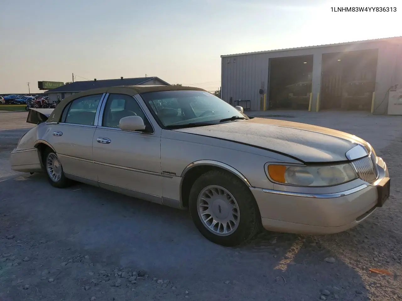 2000 LINCOLN TOWN CAR VIN 1LNHM83W4YY836313 — фото 4